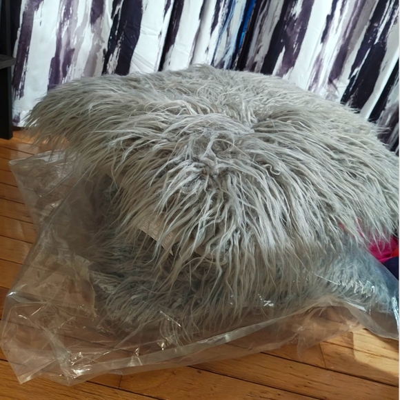 New Faux Fur Pillows Grey Faux Fur Pillows 19x19 Shaggy Throw Pillows Bouclair - Picture 6 of 10